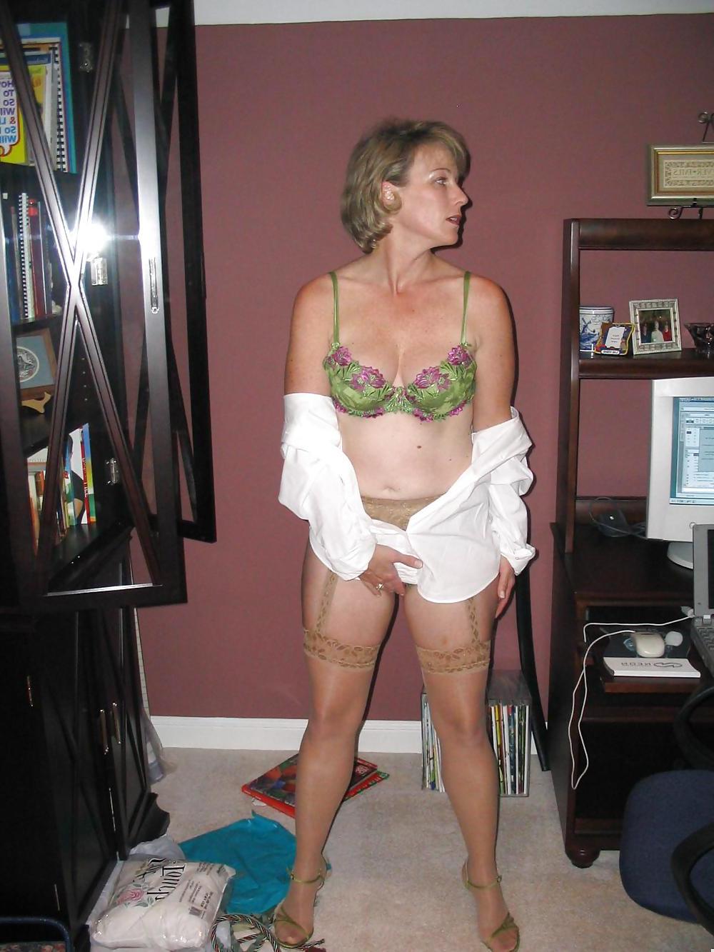 25P Uber hot MILF housewife