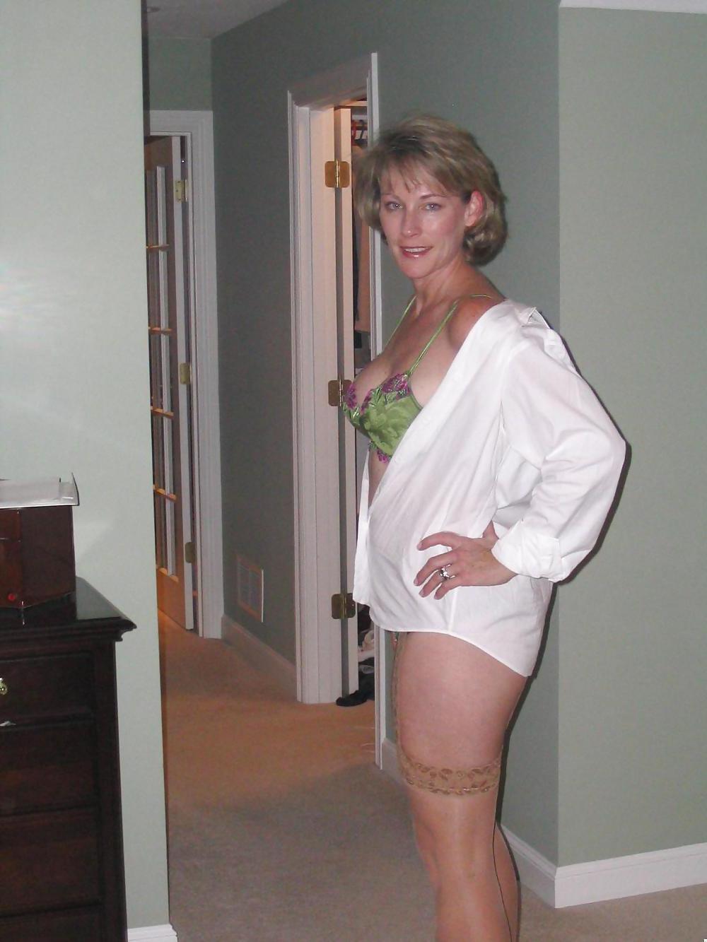 25P Uber hot MILF housewife