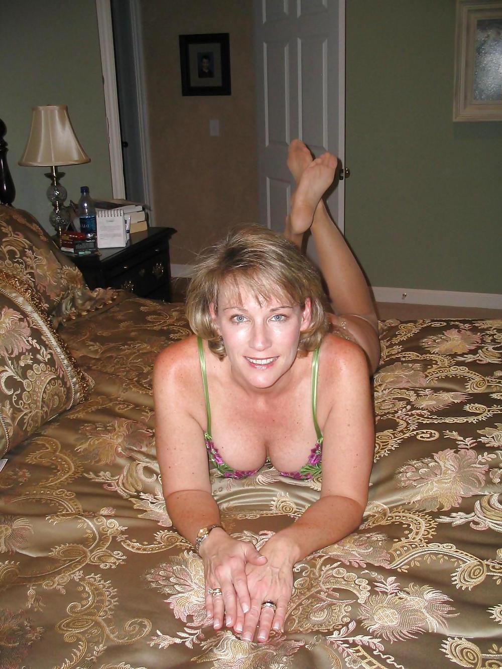 25P Uber hot MILF housewife