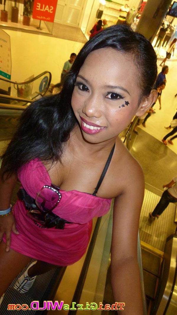 16P Hot Thai slut Oot flashes ass while in the game arcade