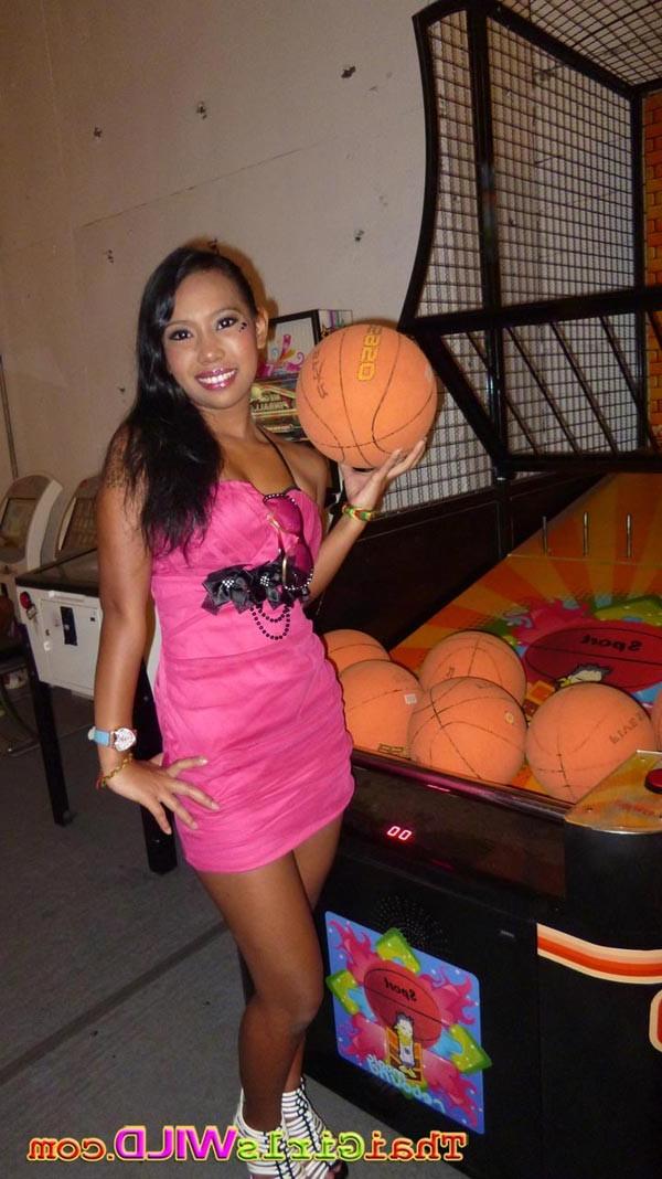 16P Hot Thai slut Oot flashes ass while in the game arcade