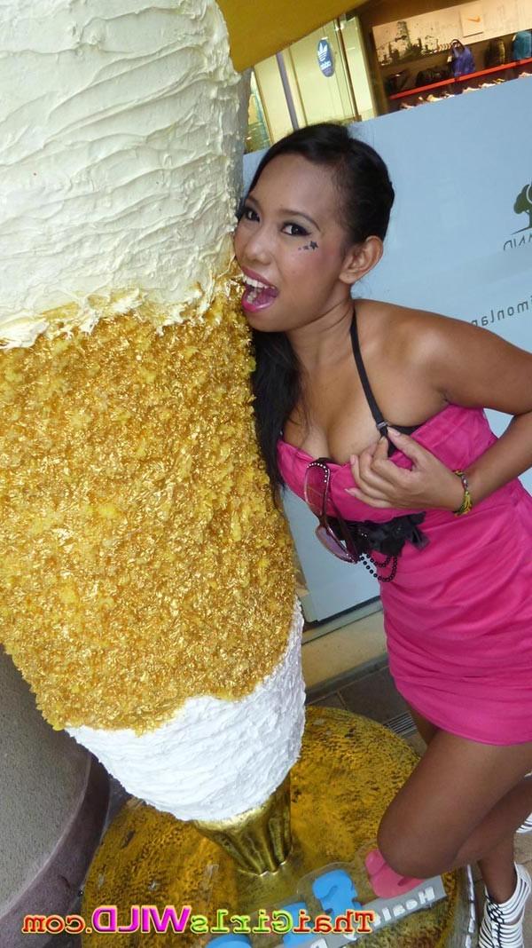 16P Hot Thai slut Oot flashes ass while in the game arcade
