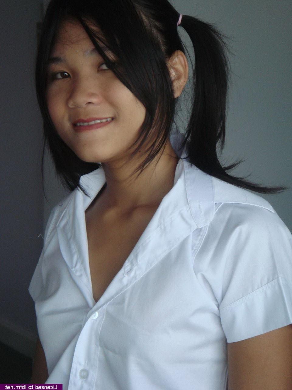 10P Cute 18 year old Asian spreads to flash her wet peach