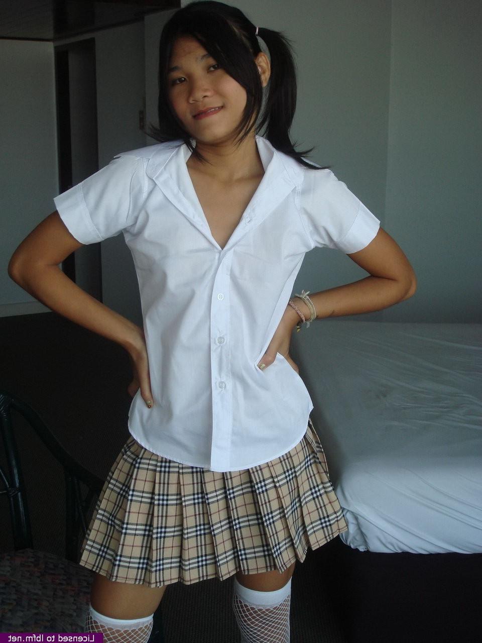 10P Cute 18 year old Asian spreads to flash her wet peach