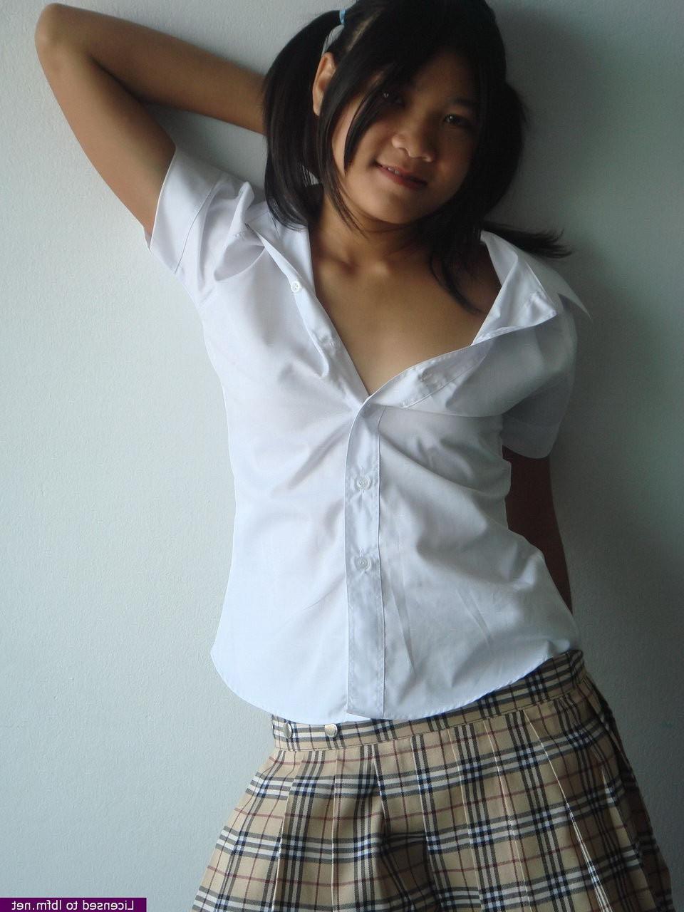 10P Cute 18 year old Asian spreads to flash her wet peach