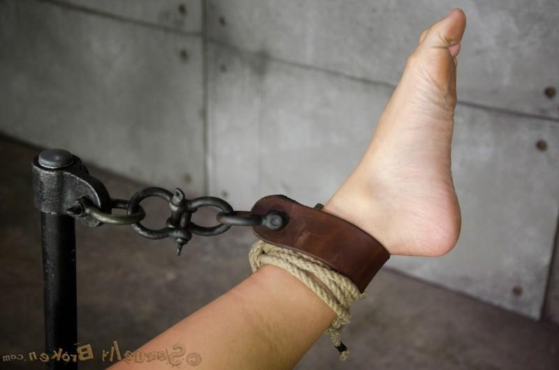 16P Marica Hase is bound with rope and split by 10 inches cock