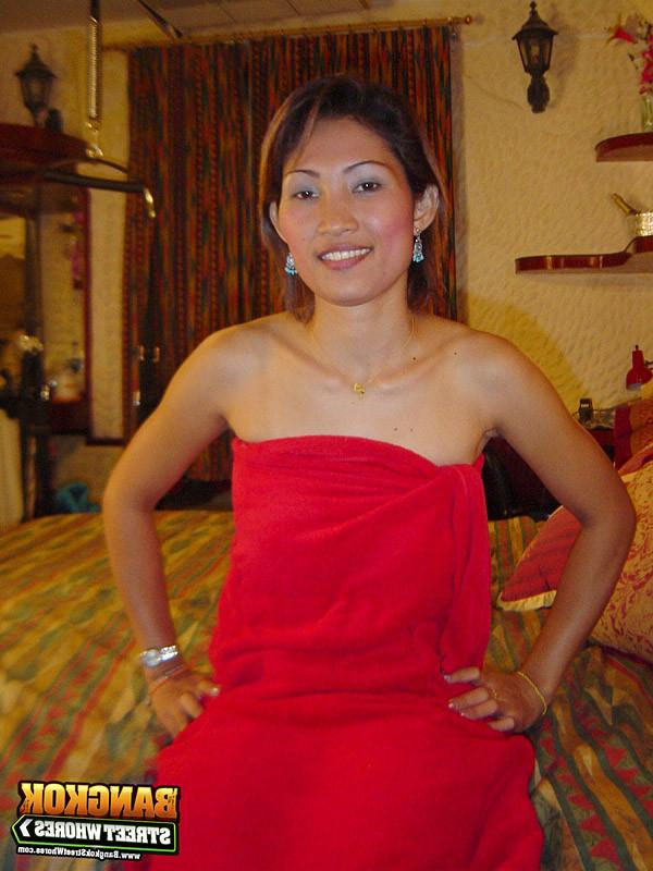 15P Thai prostitute Akkan shows her pussy in hotel
