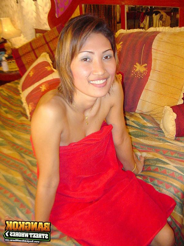 15P Thai prostitute Akkan shows her pussy in hotel
