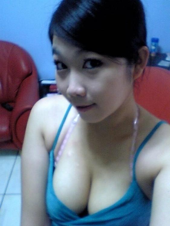 16P Asian coed goes full nude in couch shows squeezable tits