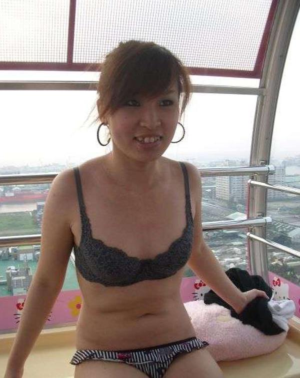 15P Kinky GF naked in cable car