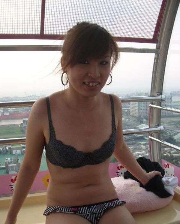 15P Kinky GF naked in cable car