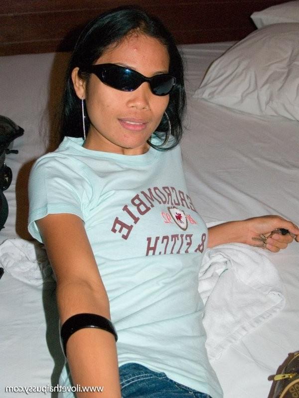 15P Thai Hookers Spreading And Fucked By A Swedish Sex Tourist