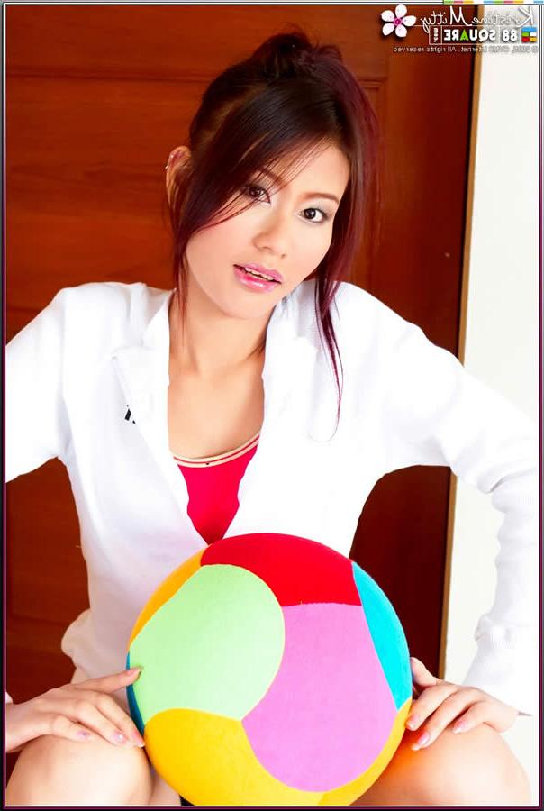 15P Athletic thai babe showing her tight pussy
