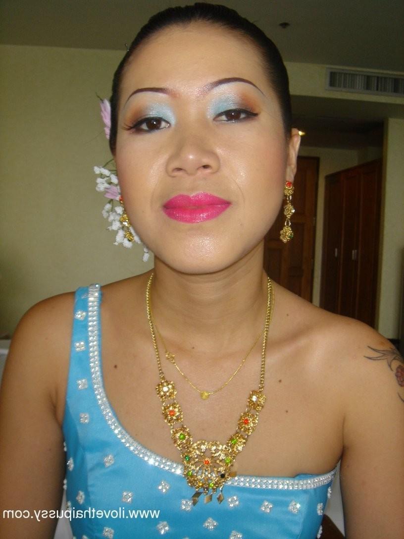 15P Hot Thai Prostitute Paid To Spread And Suck