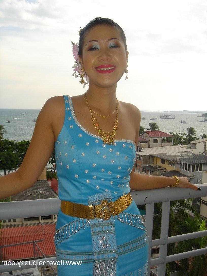 15P Hot Thai Prostitute Paid To Spread And Suck