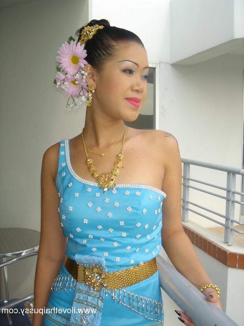 15P Hot Thai Prostitute Paid To Spread And Suck