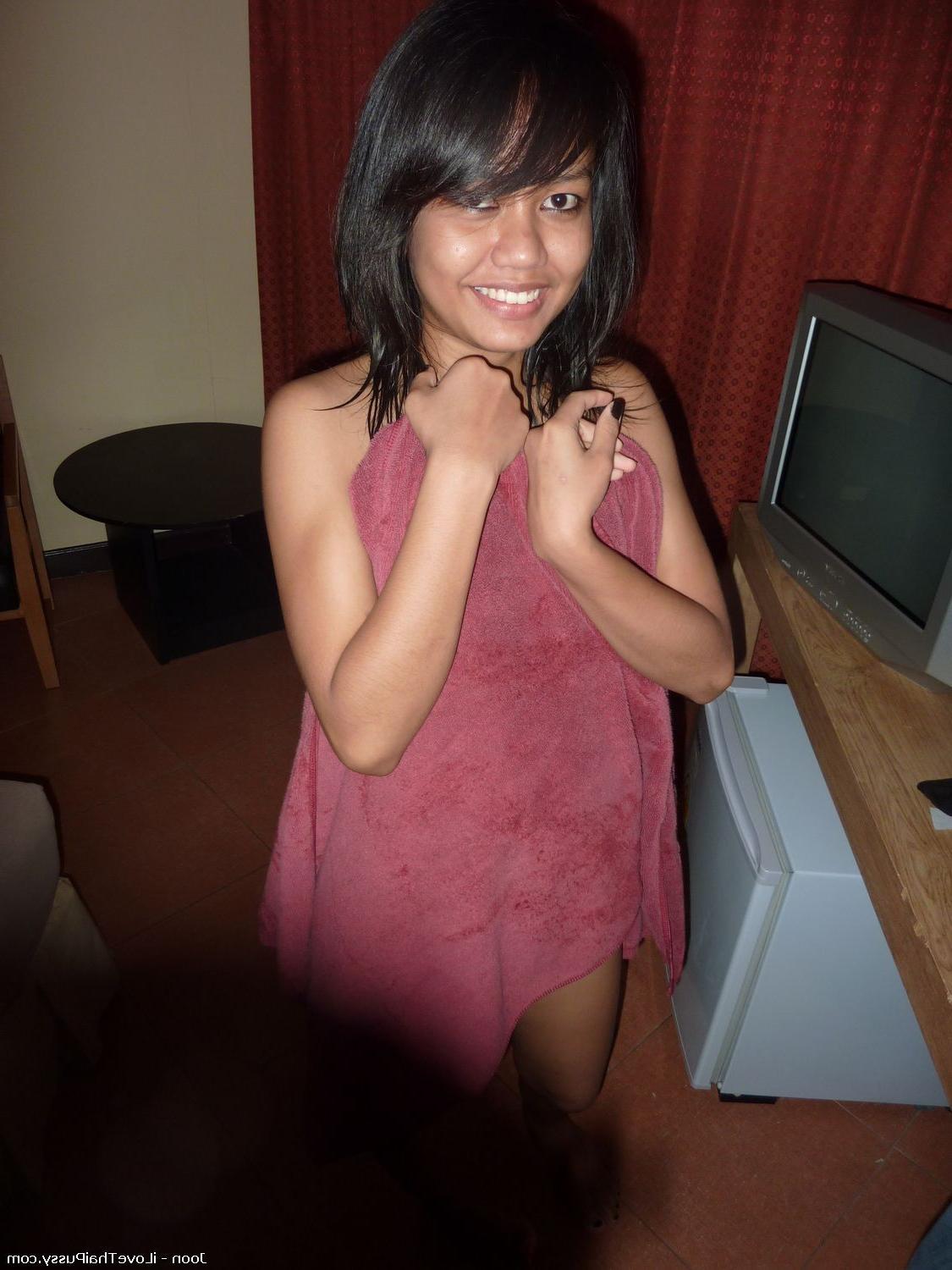15P Hot Thai Bargirl Paid To Fuck A Swedish Tourist