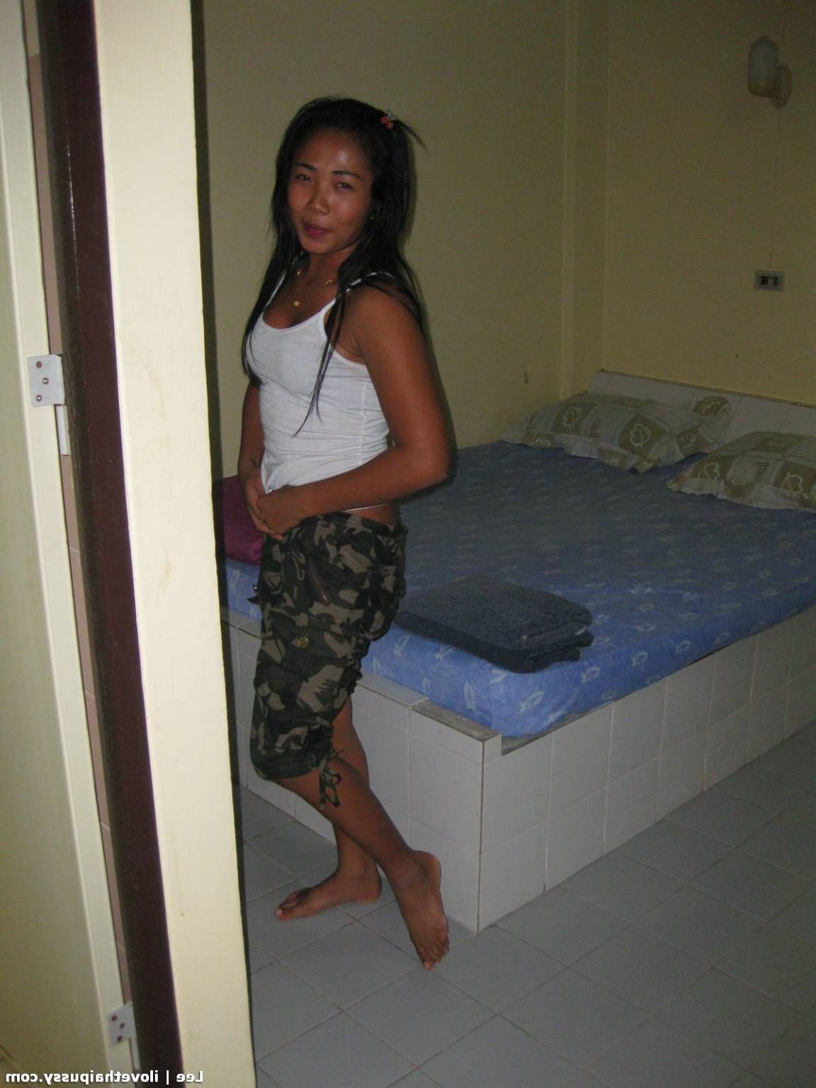 11P Thai Bargirl Paid To Suck And Fuck A Tourist Bareback