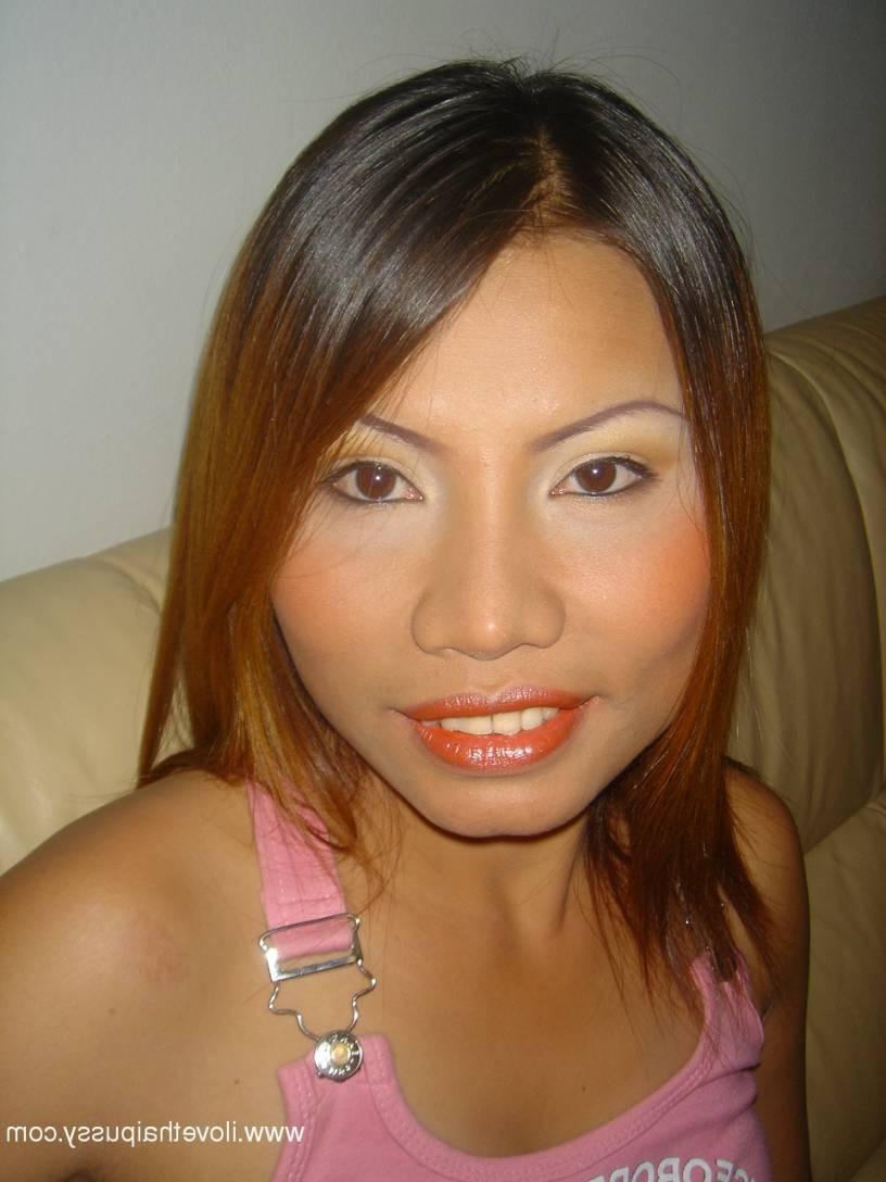 15P Tourist Pays Thai Bargirl To Suck Cock And Swallow Cum