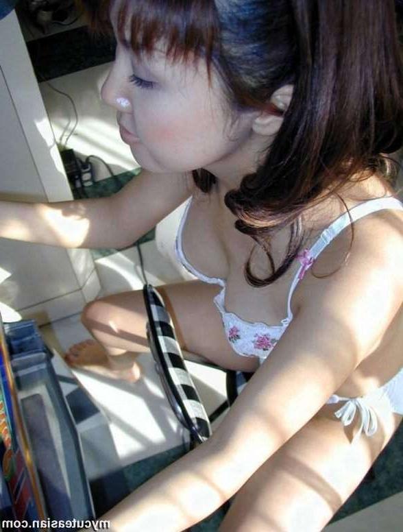 16P Cute and shy Asian teen shows her sexy body