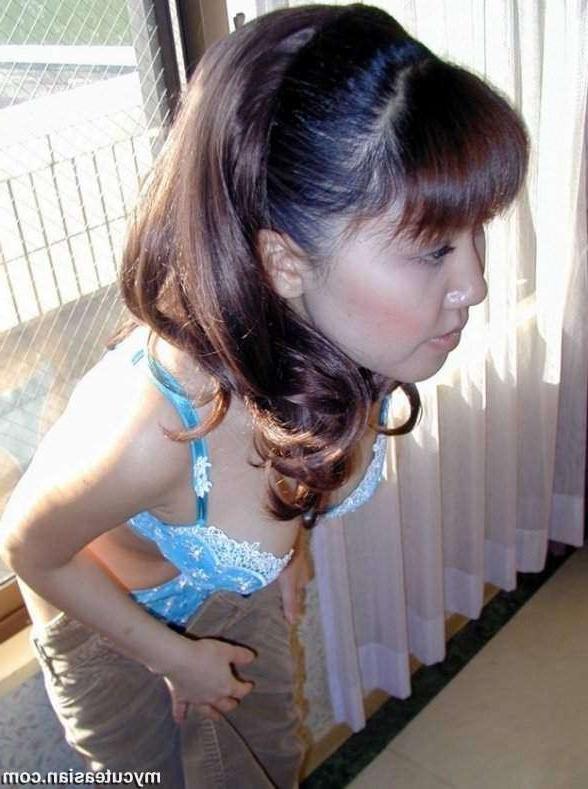 16P Cute and shy Asian teen shows her sexy body