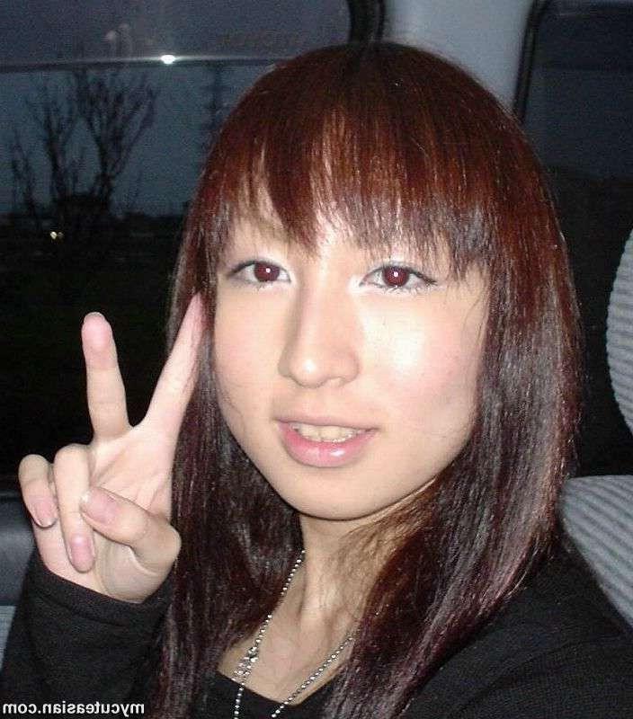 16P Asian teen fingers and exhib her pussy in car