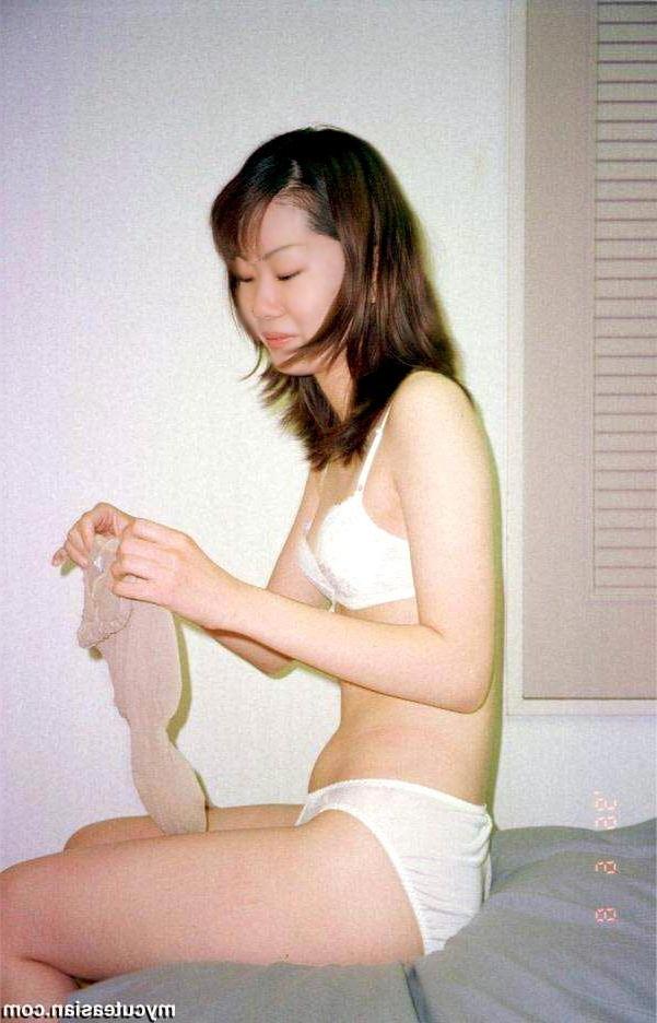 16P Shy Japanese Amateur shows her hairy wet twat