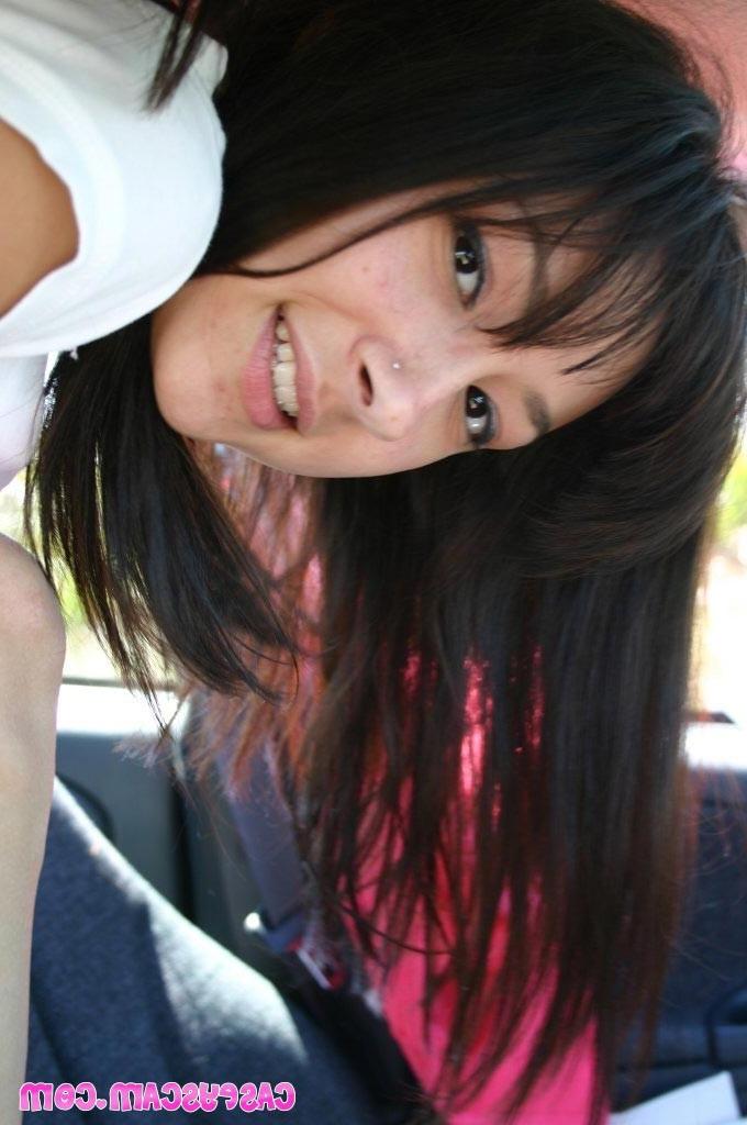 20P Asian teen changing clothes in her car