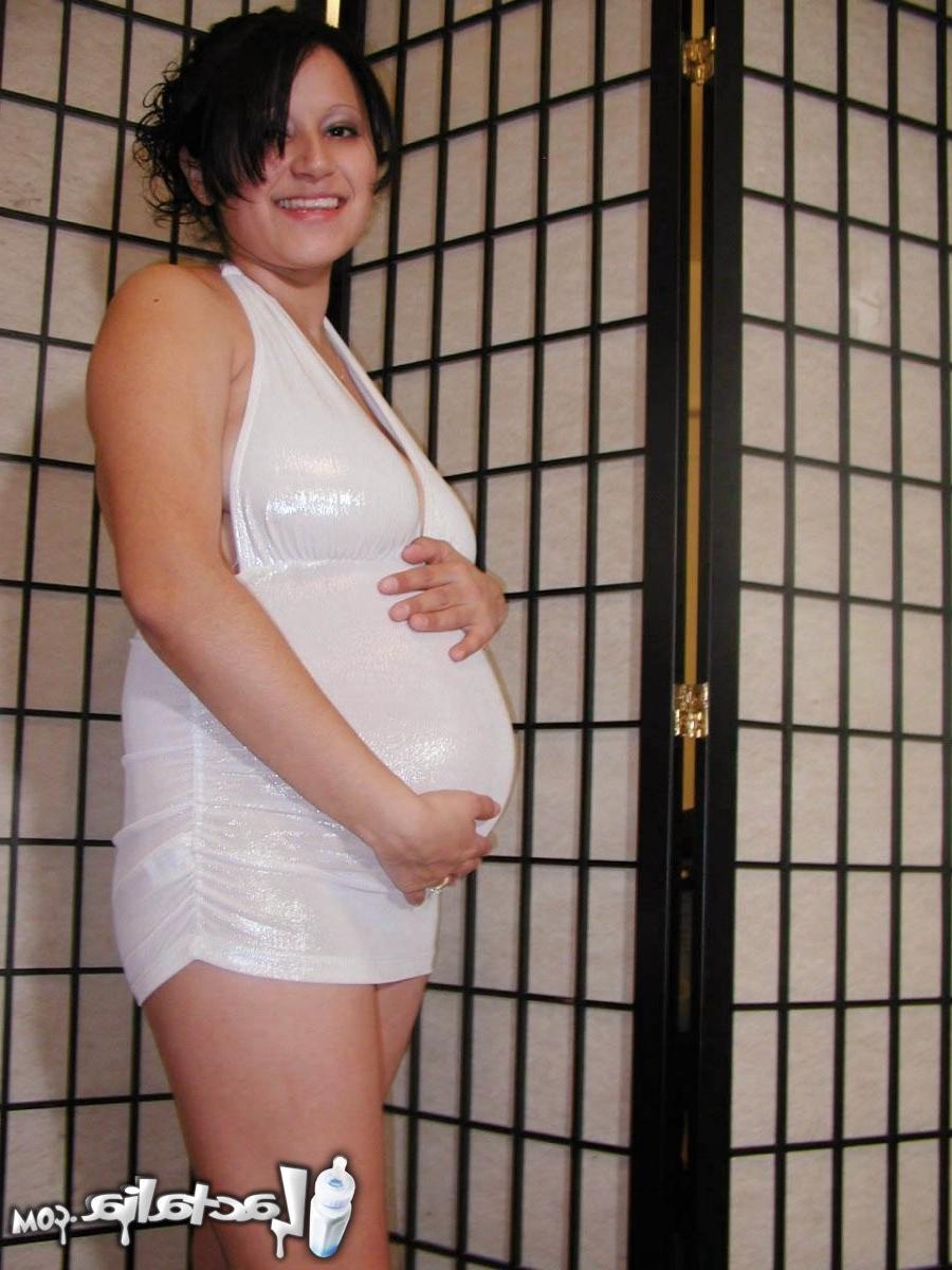 15P Pregnant cutie shows off her belly and bum