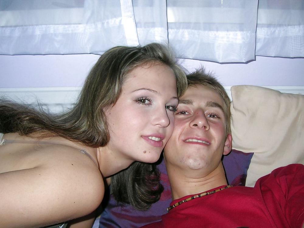20P REAL TEEN COUPLE HOME SNAPS .1 - COOLBUDY