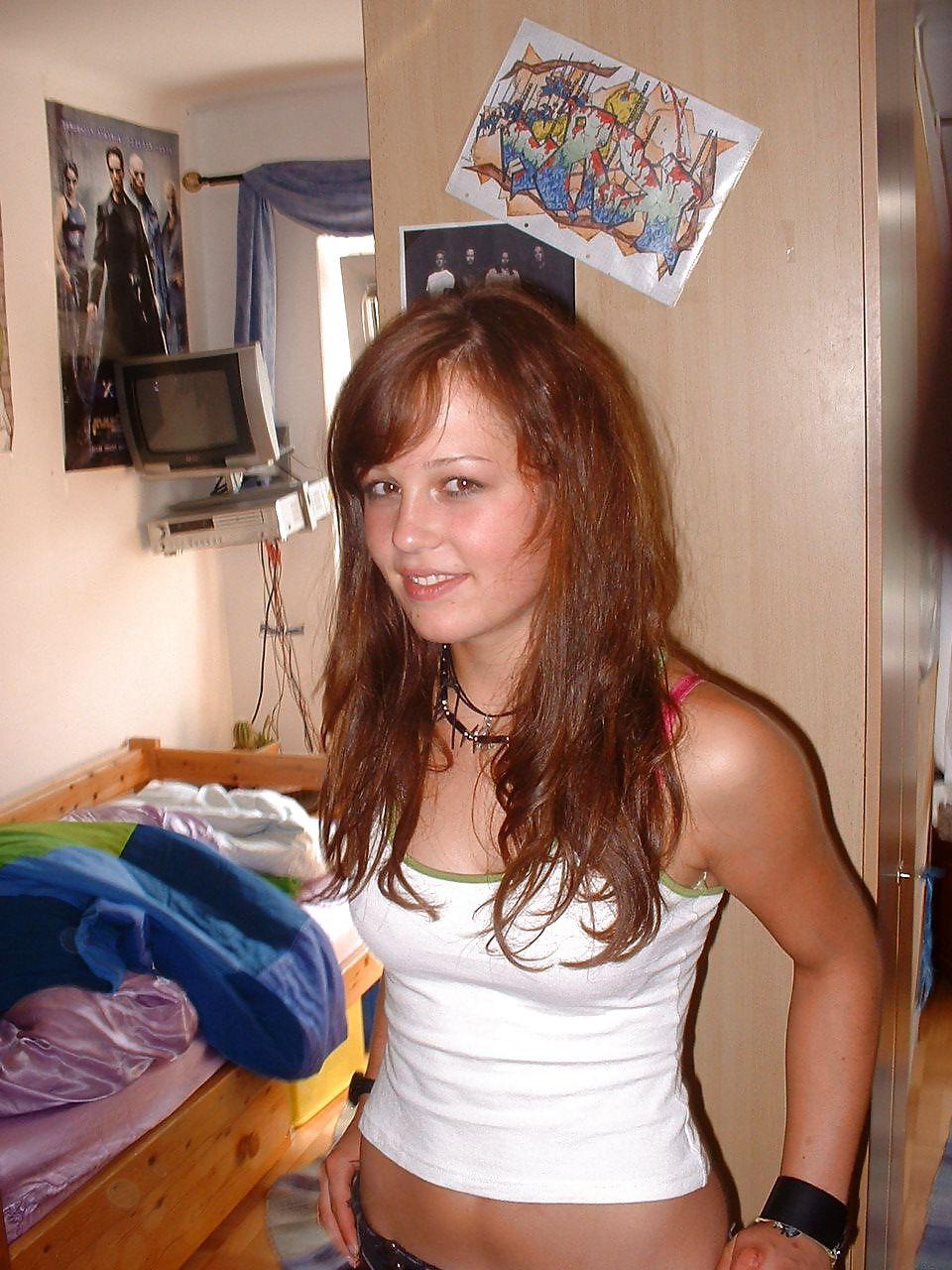 20P REAL TEEN COUPLE HOME SNAPS .1 - COOLBUDY