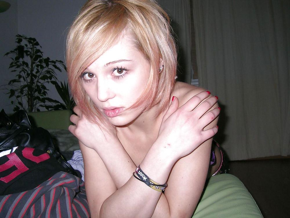 20P REAL TEEN COUPLE HOME SNAPS .1 - COOLBUDY