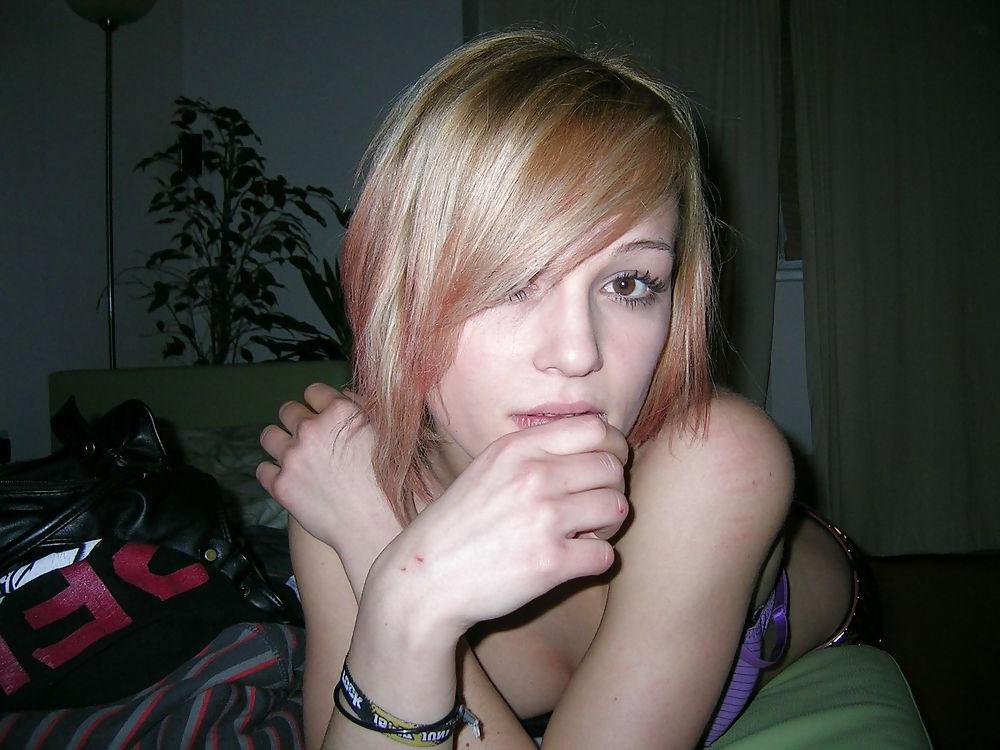 20P REAL TEEN COUPLE HOME SNAPS .1 - COOLBUDY