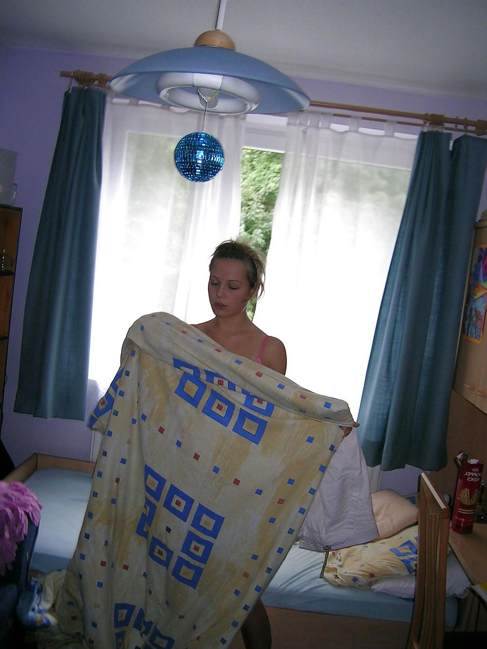20P REAL TEEN COUPLE HOME SNAPS .3 - COOLBUDY