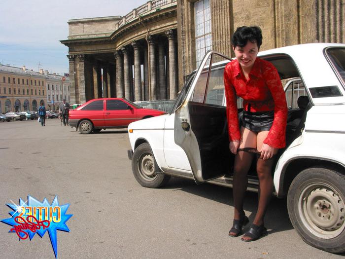 16P Shorthaired brunette flashes tits and pussy in car