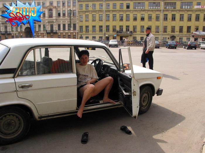 16P Shorthaired brunette flashes tits and pussy in car