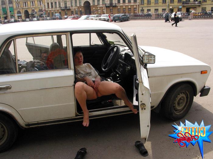 16P Shorthaired brunette flashes tits and pussy in car