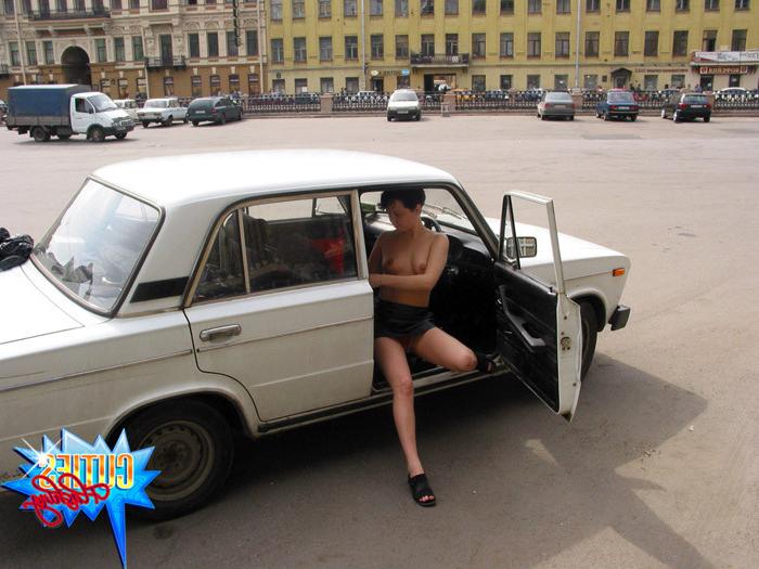 16P Shorthaired brunette flashes tits and pussy in car