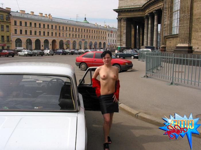 16P Shorthaired brunette flashes tits and pussy in car