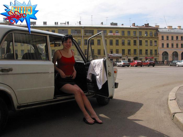 16P Shorthaired brunette flashes tits and pussy in car