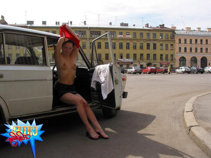 16P Shorthaired brunette flashes tits and pussy in car