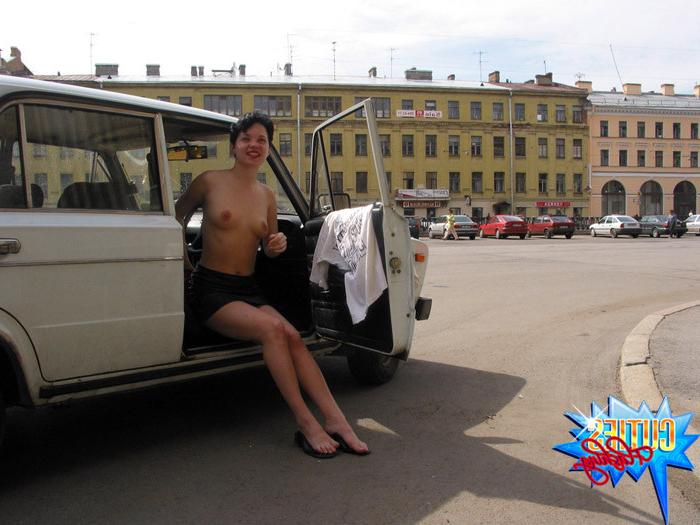 16P Shorthaired brunette flashes tits and pussy in car