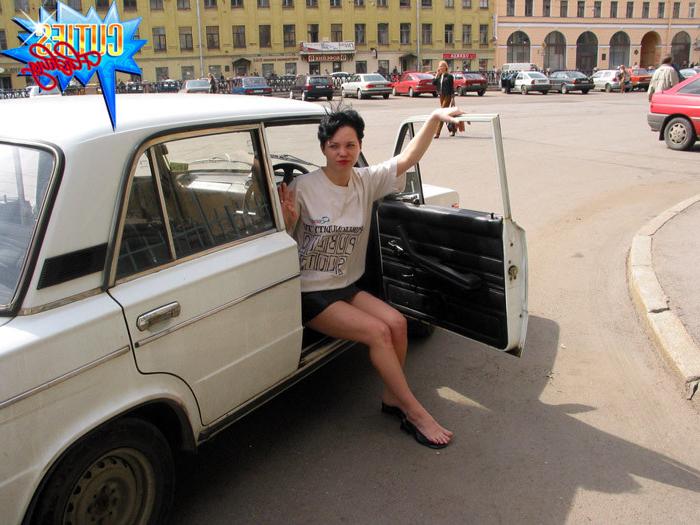 16P Shorthaired brunette flashes tits and pussy in car