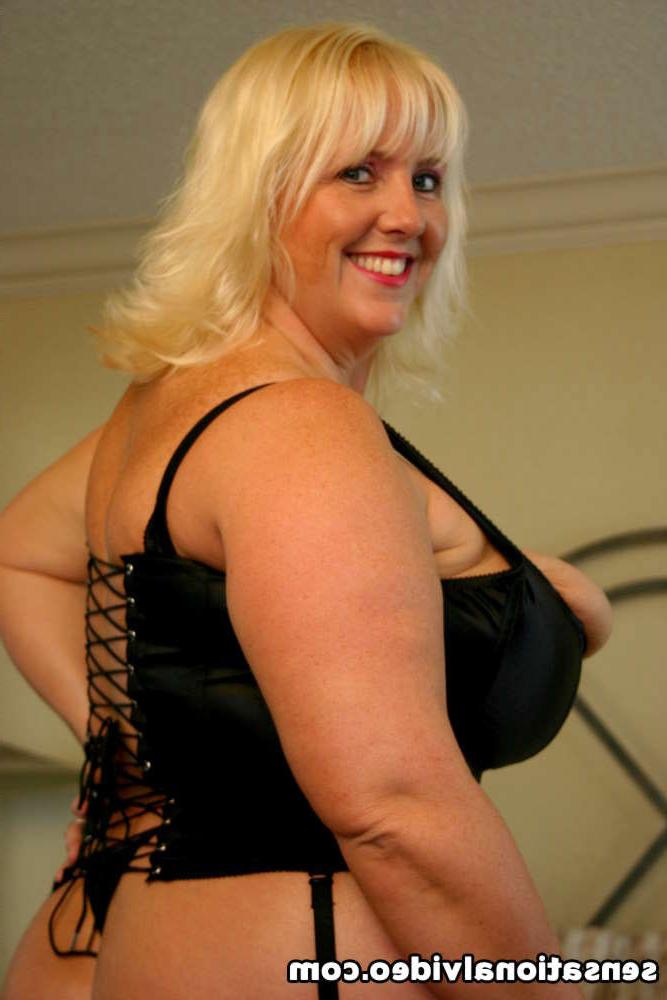 16P Daphne Stone and her huge guns get freaky for some amateur house fucking 