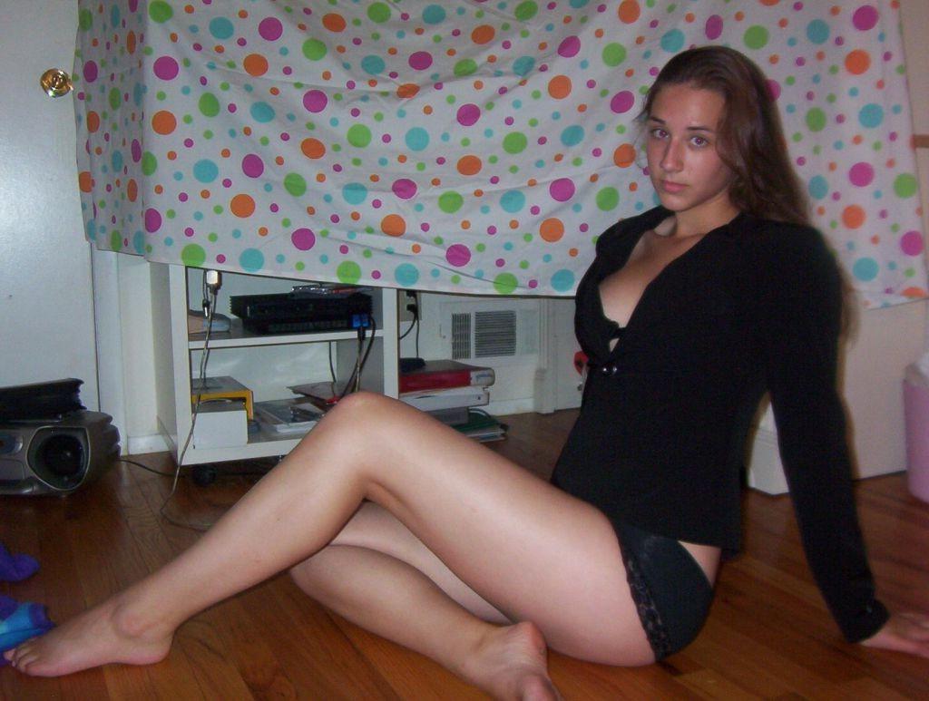 8P Homemade pics with skinny teen GF smoking a cock