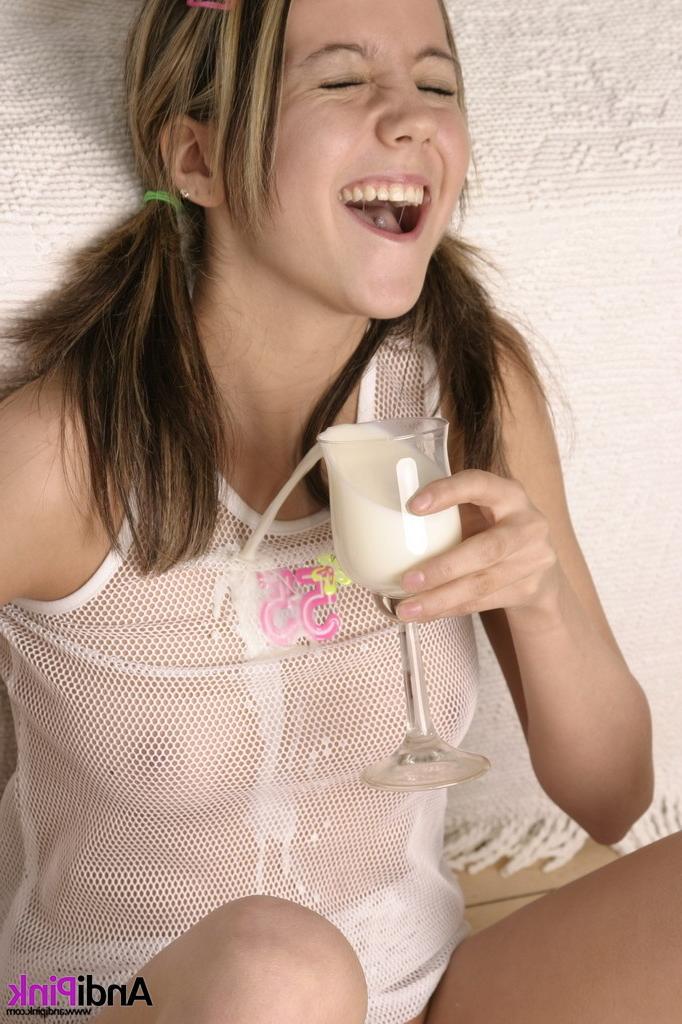 15P Andi Pink spills milk all over herself