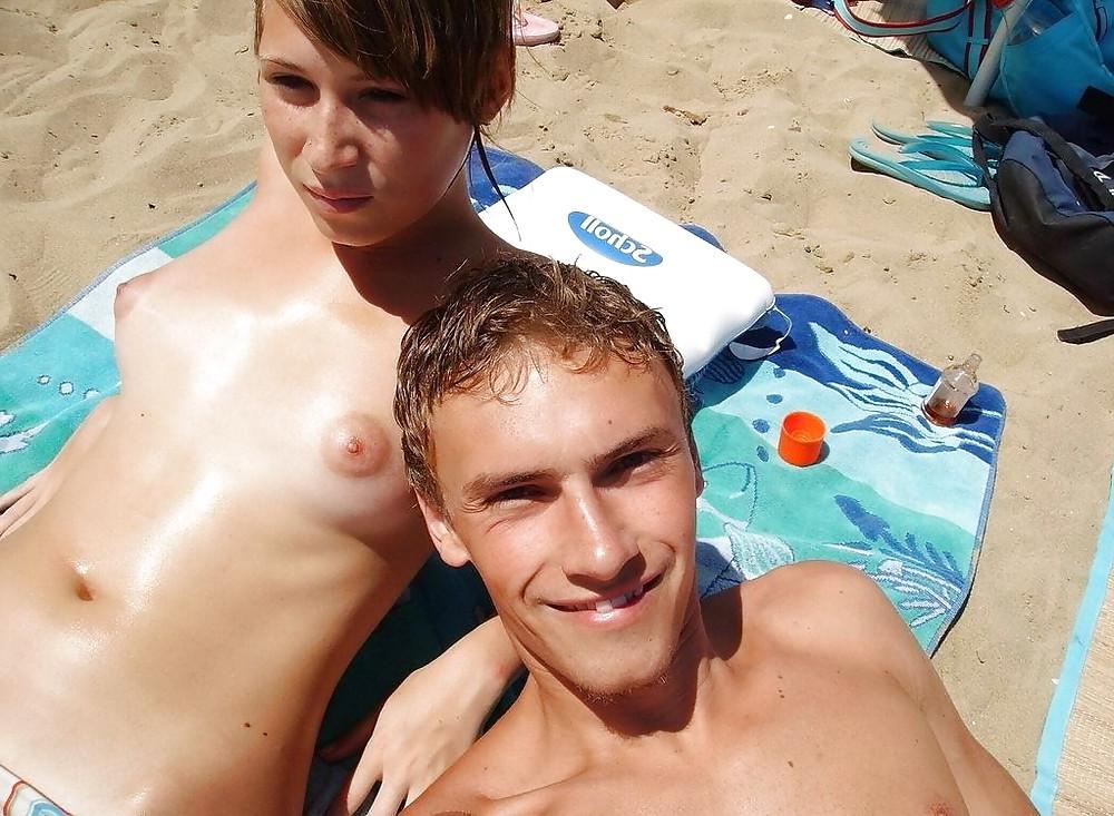 25P Couple Takes Pics