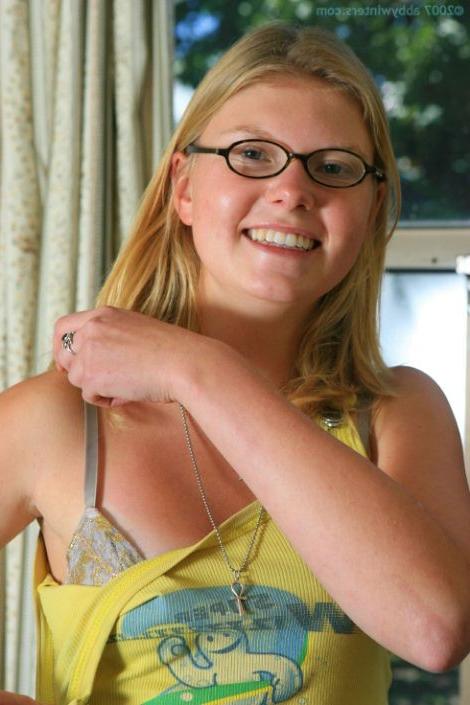 15P Puffy Nipple Ozzie Bends Right Over Shows Her Rosebud