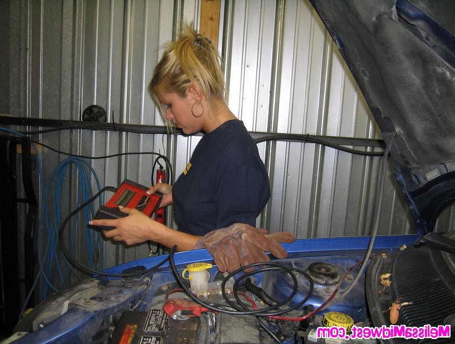 15P Melissa Midwest Bares Her Great Body At Car Garage