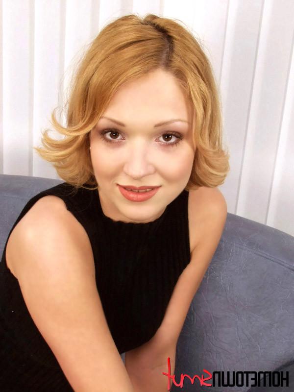 16P Cute amateur getting naked on the couch